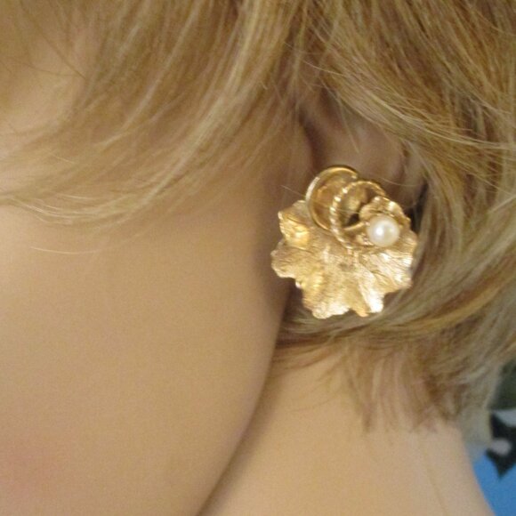 VINTAGE Cultured Pearls Gold Plate Brooch Earrings Set ~ Gold Leaf Swirl Pearls - Picture 14 of 16